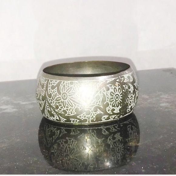 Vintage Floral Etched Bangle Bracelet - Picture 5 of 7